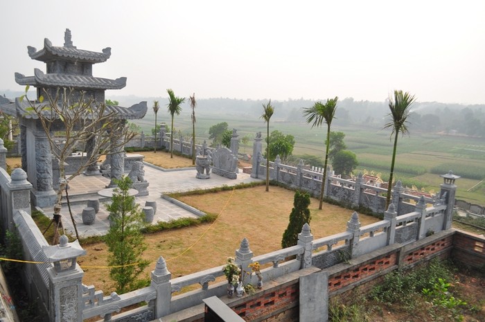 Theo anh Hùng, một thợ xây ở Công viên Vĩnh Hằng thì năm nay nhiều dòng họ có xu hướng xây quần thể mộ bằng đá khối được chạm khắc tinh xảo có chi phí đắt gấp cả chục lần so với các khu mộ khác.